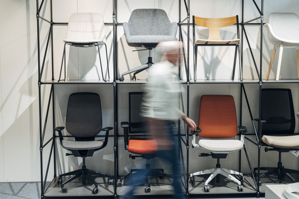 Besser sitzen, besser arbeiten - gemeinsam testen wir und finden den Stuhl, der perfekt zu Ihnen passt