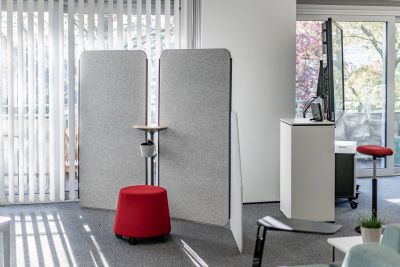Akustikraumteiler mit Pinnwandfunktion