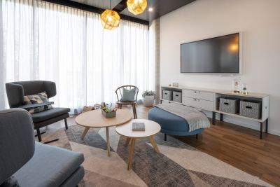 Immer öfter ziehen auch Wohnzimmermöbel als lockere Besprechungslösung in das moderne Büro ein