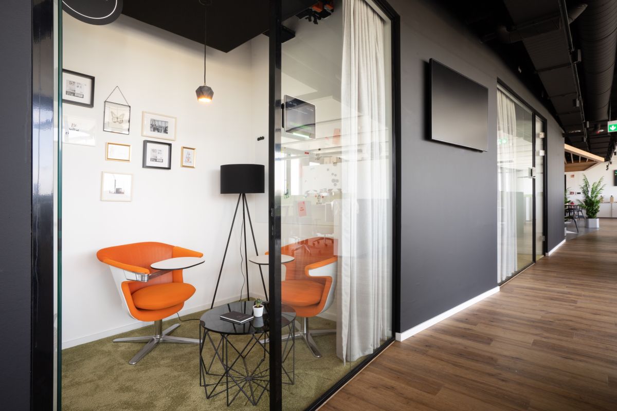 Kleiner gemütlicher Besprechungsraum für konzentriertes arbeiten