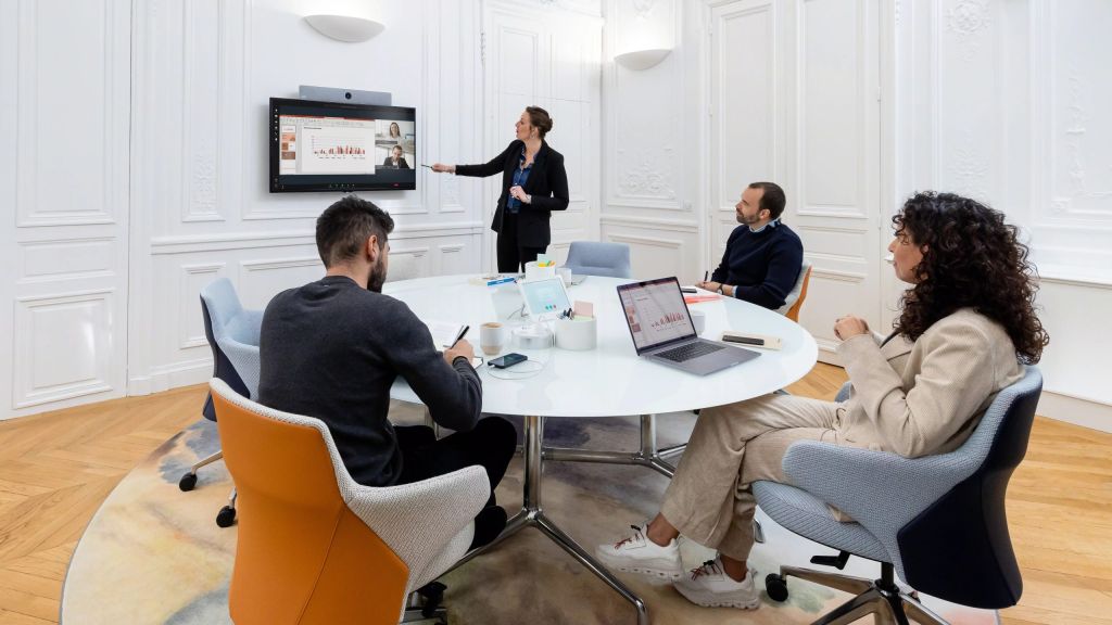 Gemütliche Konferenzraumlösung für hybrides Arbeiten