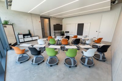 Hochmoderner Schulungsraum ausgestattet mit rollbaren Seminarstühlen