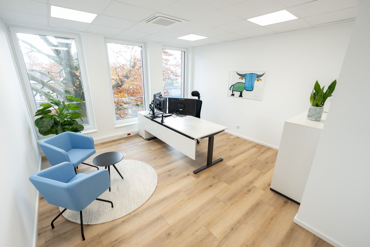 Die offenen und lichtdurchfluteten Arbeitsbereiche sind ergonomisch gestaltet