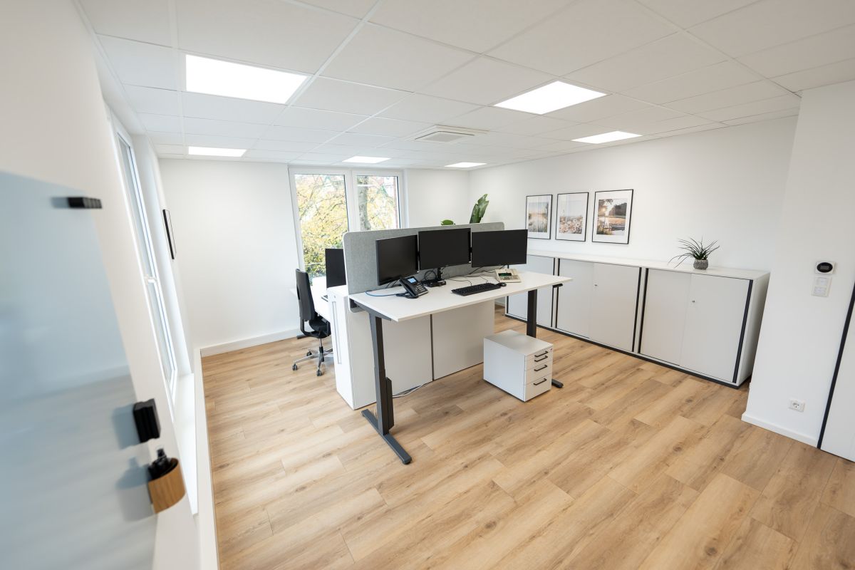 Arbeitsplätze in ruhiger, klarer Architektur