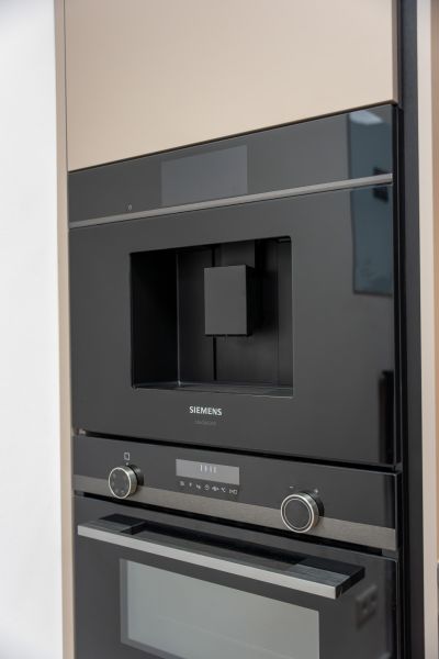 Die Teeküche fügt sich als zentrales Element selbstverständlich in die Raumarchitektur ein