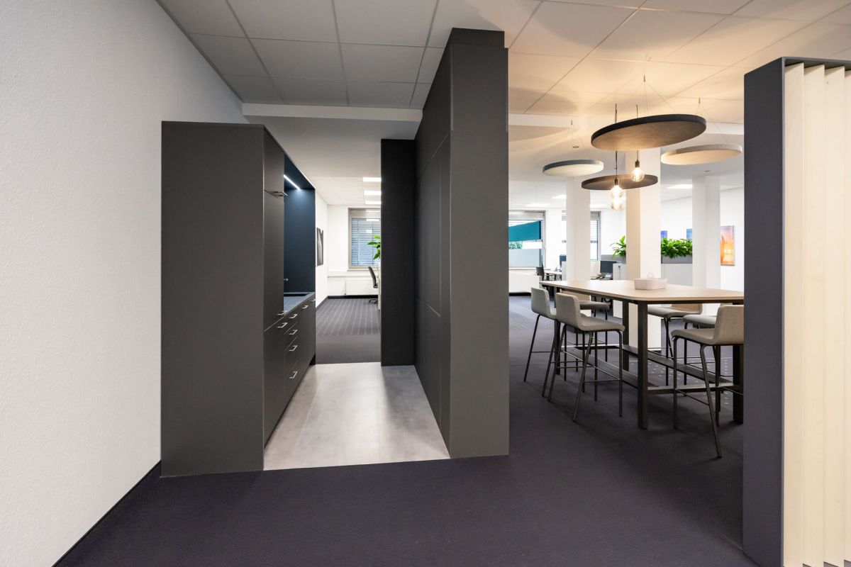 Abgetrennte Teeküche in einer offenen Bürolandschaft