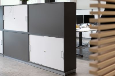 Schiebetürenschränke als Raumteiler zur Abgrenzung von Teambereichen