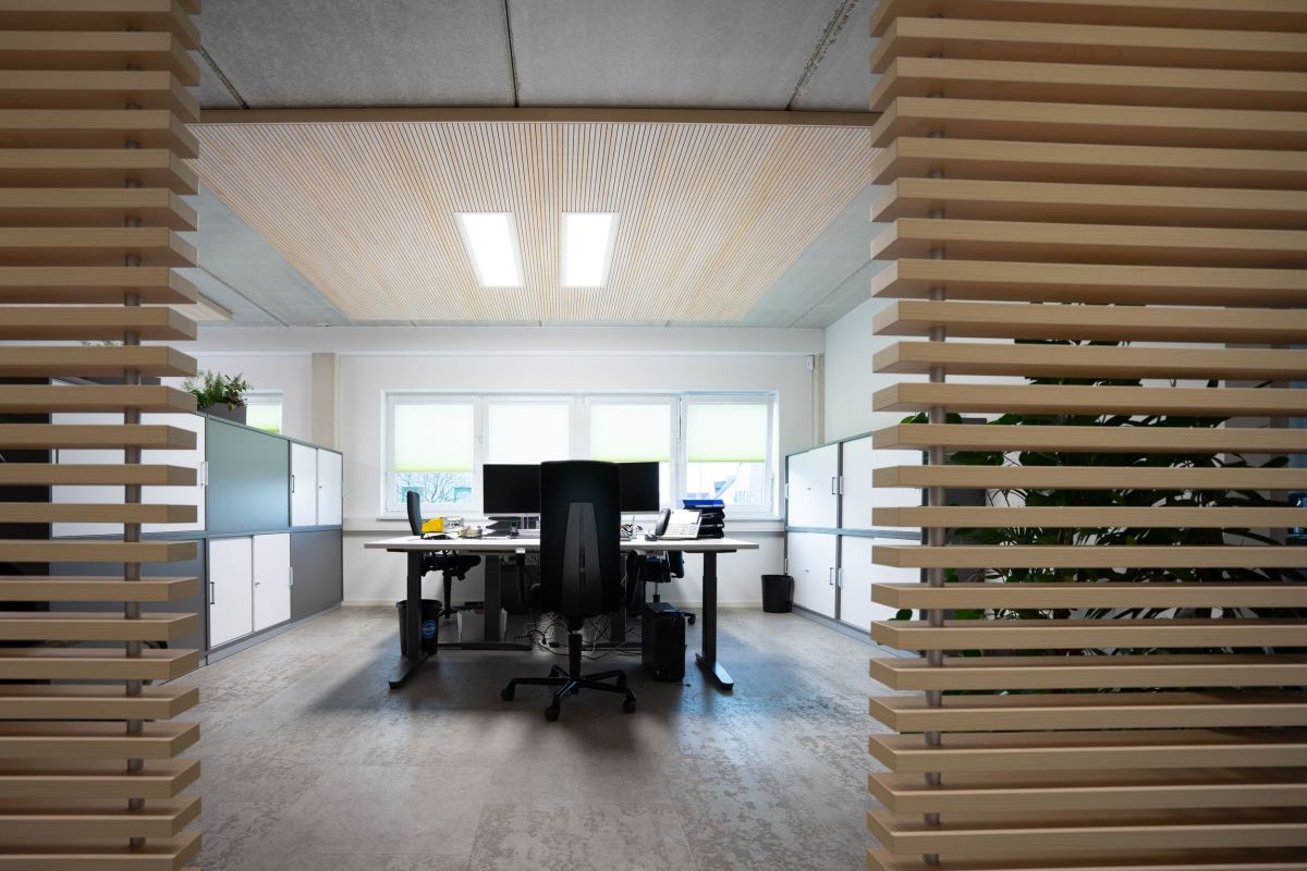 Ergonomischer Teamarbeitsplatz mit Stauraum