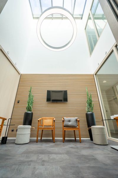 Mit schallabsorbierenden Paneelen wird eine moderne und natürliche Umgebung geschaffen, die dazu eine optimierte Raumakustik bietet