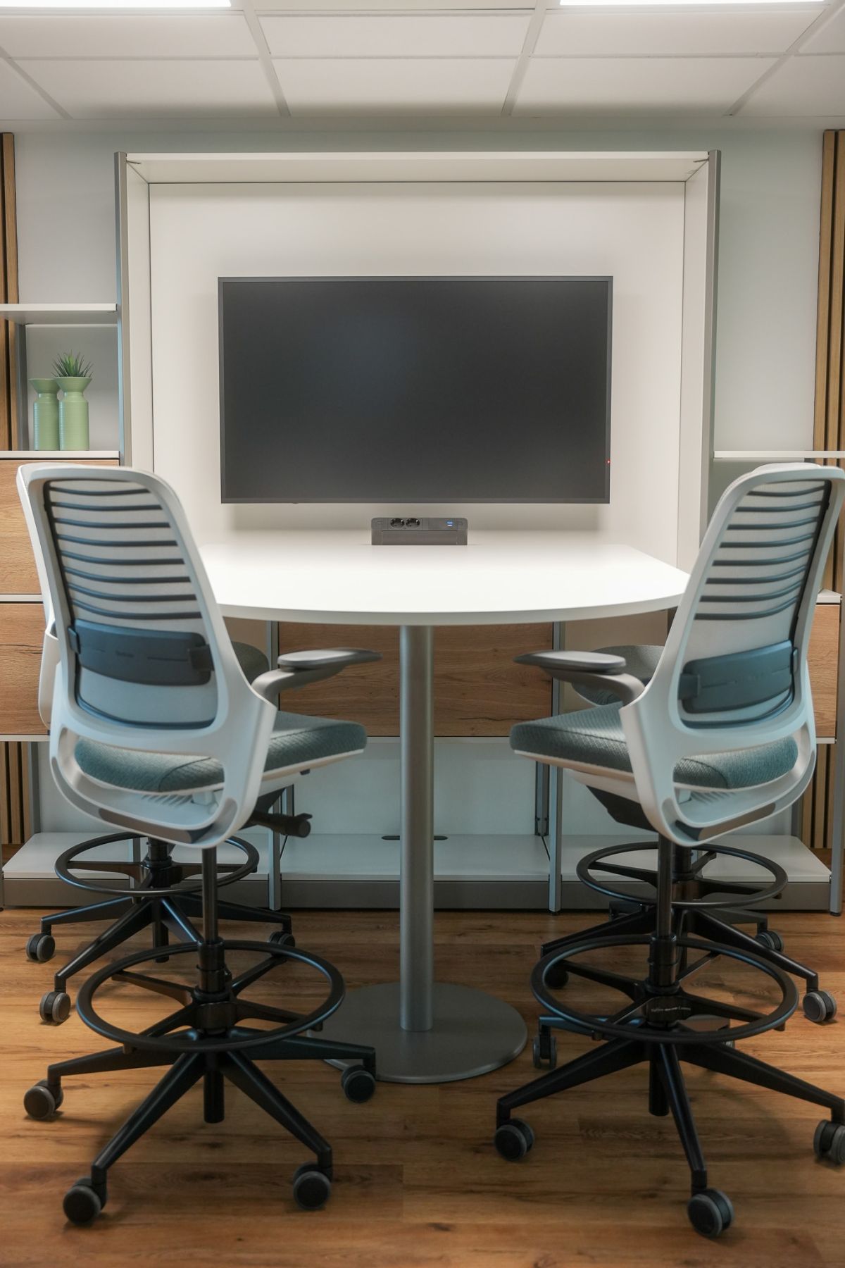 Dynamischer Meetingbereich mit modernster Medienunterstützung