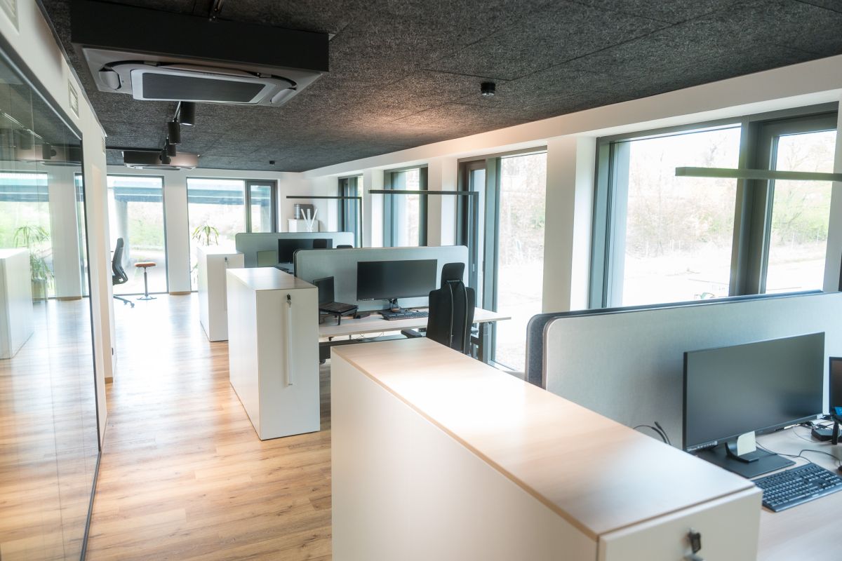 Ergonomische Arbeitsplätze mit persönlichem Stauraum