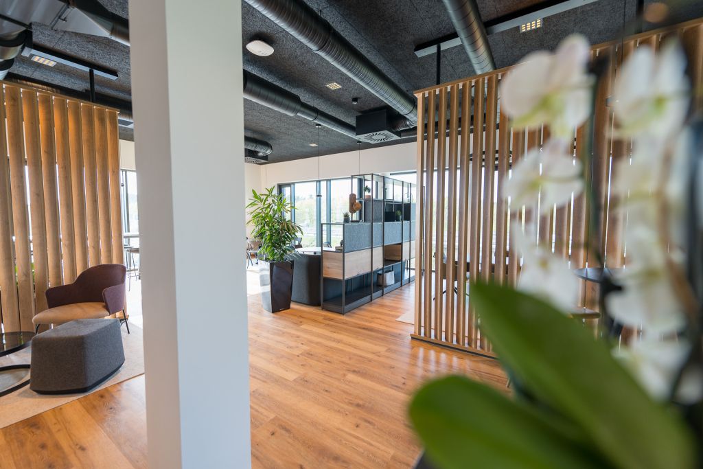 Modernste, offene Arbeitsbereiche mit Rückzugsmöglichkeiten