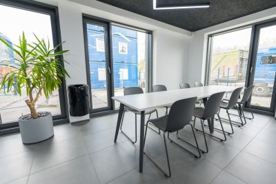 Moderner und ansprechender Pausenbereich der sowohl ästhetisch als auch pflegeleicht ist