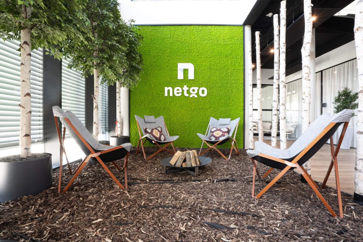 Großes Moosbild mit Firmenlogo