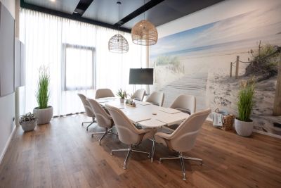 Innovativer Konferenzraum mit Aussicht auf Düne, Strand, Meer