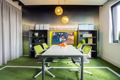 Kleiner Meetingraum mit Stadionatmosphäre