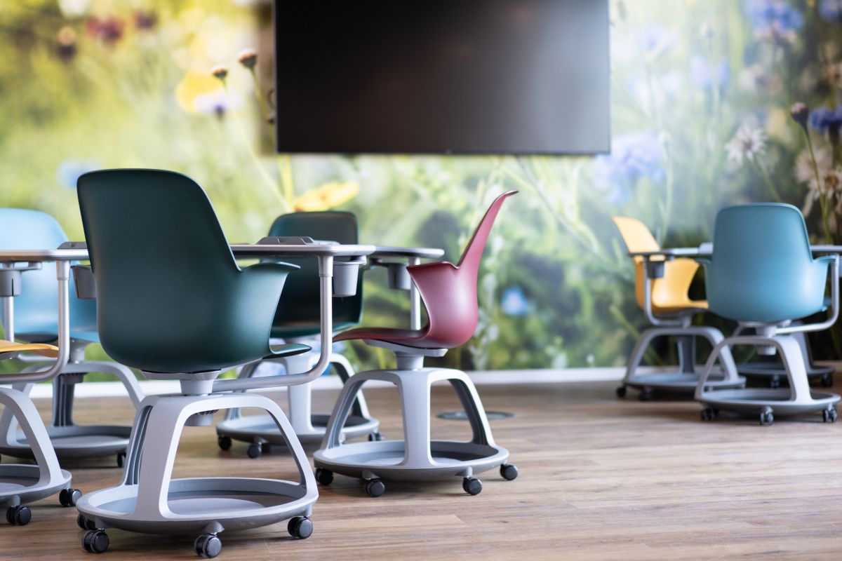 Eine Sitzlösung mit integriertem Stauraum und flexiblen Schreibtablar