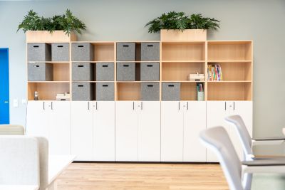 Bewusst reduziert und funktional geplant - strukturiertes Stauraumkonzept