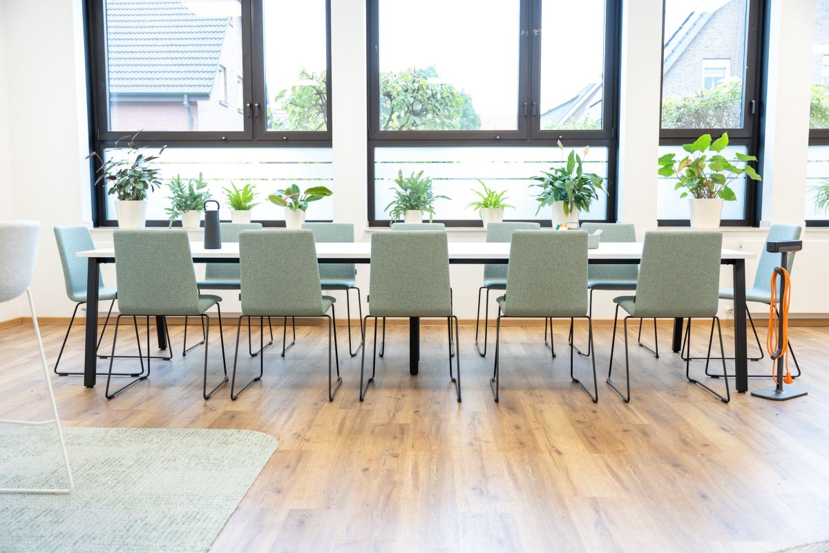 Ganzheitlich geplanter Raum für Begegnung, kurze Abstimmungen und echtes Miteinander.