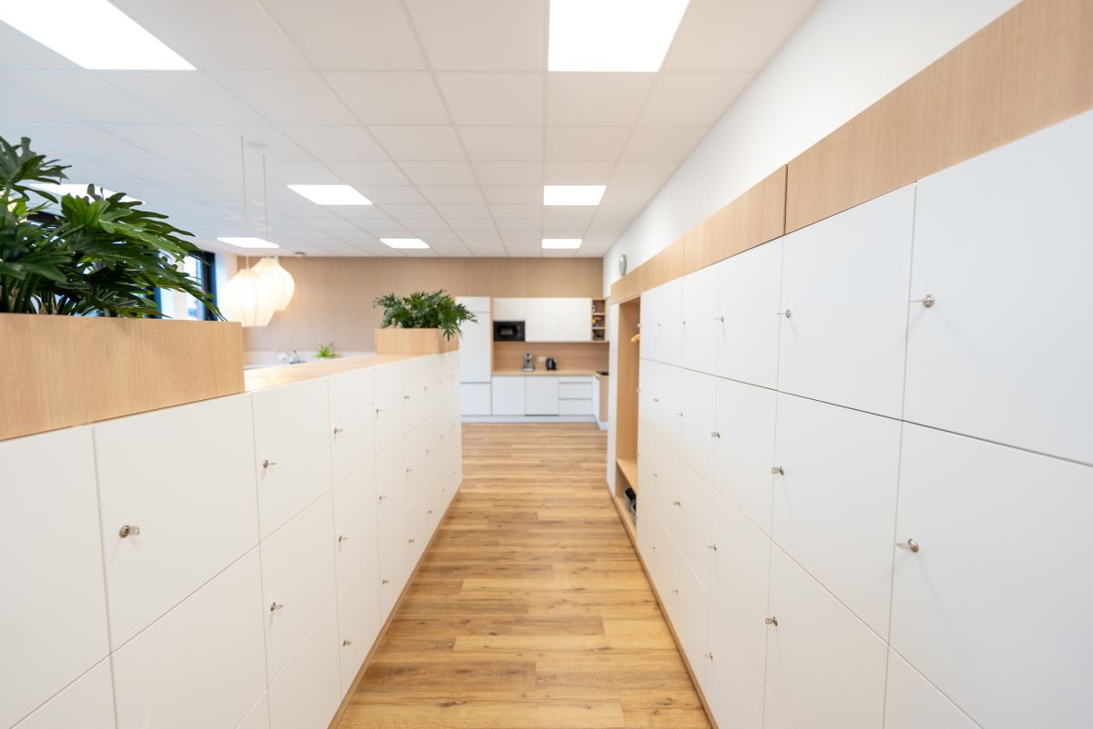 Schließfächer und offene Fächer für persönlichen Stauraum