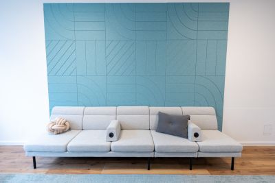 Zurückhaltend gestaltet: ruhige Farben, weiche Stoffe, Design-Akustikelemente