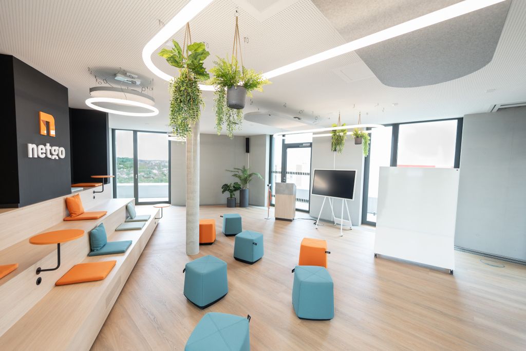 Der Pausenbereich bietet vielfältige Sitzmöglichkeiten