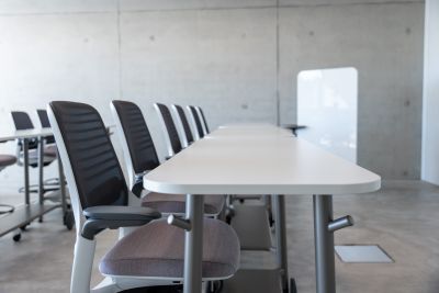 Die Arbeitstühle für die Seminarräume bieten ein hohes Maß an Ergonomie