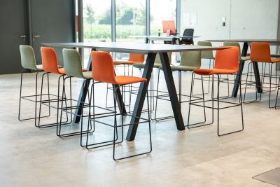 Das moderen Work Café bietet nicht nur Raum für Pausen sondern dient auch als Eventfläche