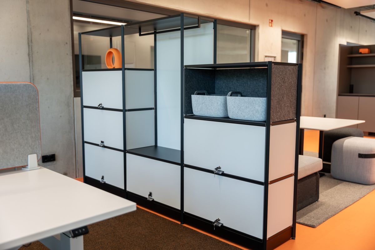 Die Flexregale bieten Stauraum und gleichzeitig zonieren sie Arbeitsbereiche