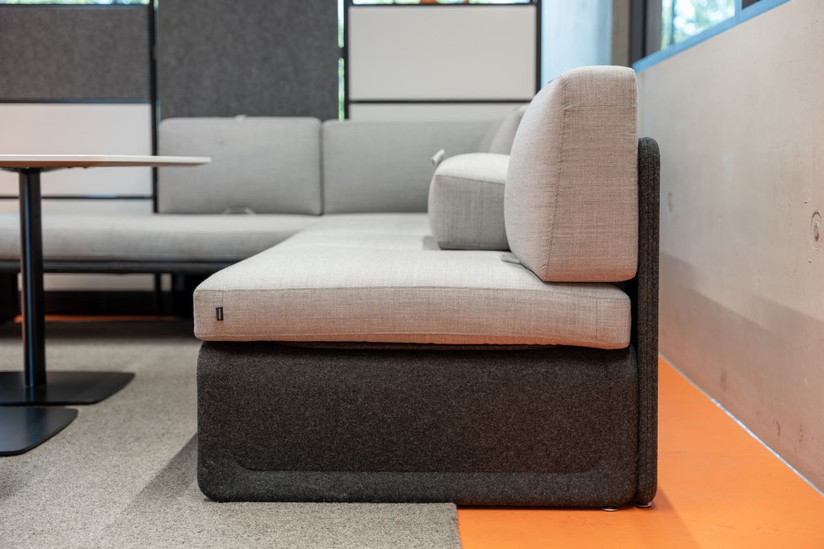 Für konzentrierte Einzelarbeit oder für die Zusammenarbeit - Das Work Sofa eröffnet viele Möglichkeiten