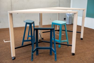 Der Barhocker für Besprechungen, zum schnellen Austausch, zum Workschop