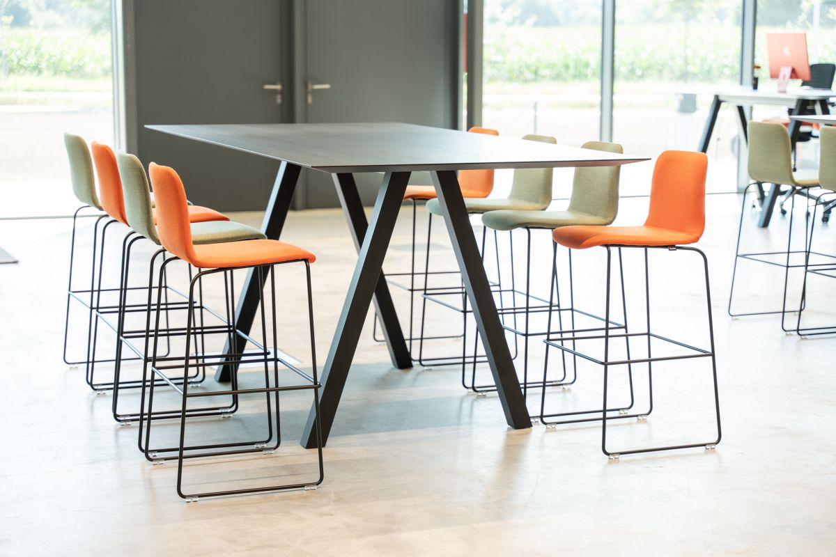 Das moderen Work Café bietet nicht nur Raum für Pausen sondern dient auch als Eventfläche