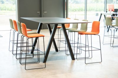 Das moderen Work Café bietet nicht nur Raum für Pausen sondern dient auch als Eventfläche