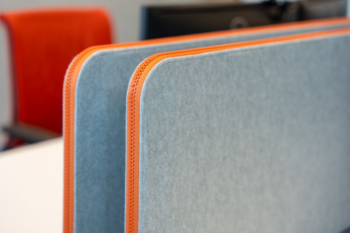 Eine gute Büroakustik schafft eine ruhige Arbeitsatmosphäre und steigert zudem die Konzentration