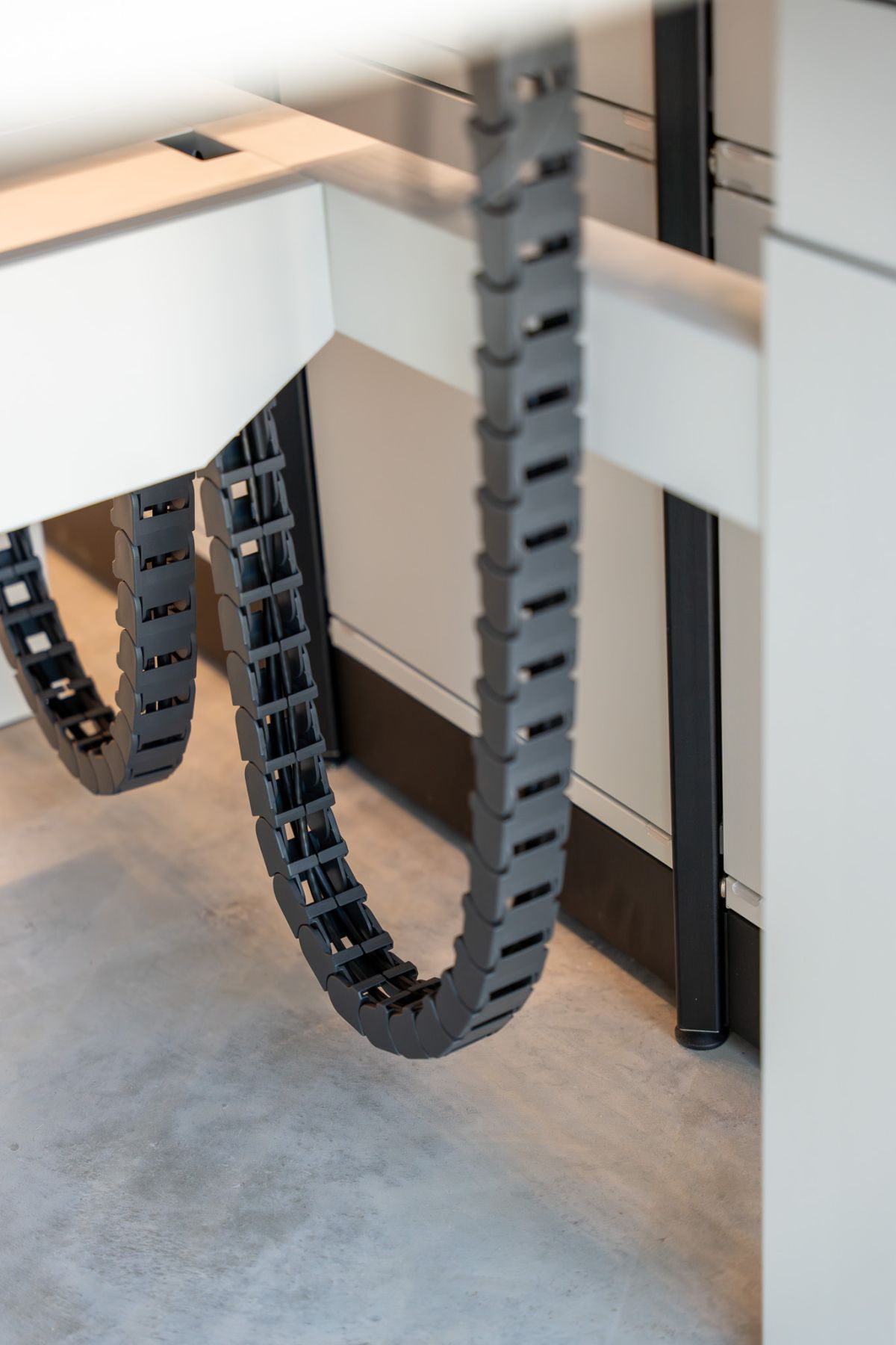 Die flexible Kabelkette ermöglicht Ordnung am Arbeitsplatz