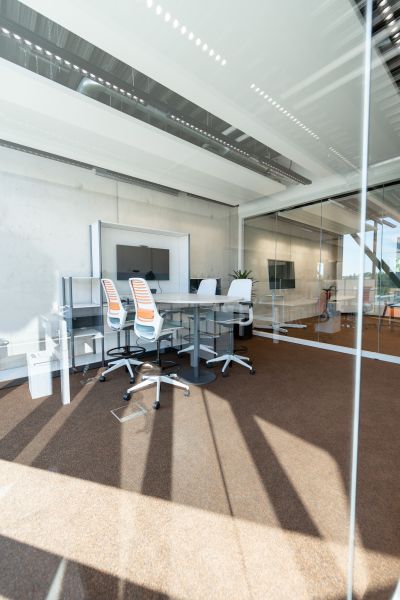 Die vielseitigen Meetinräume bieten Konferenztische in Sitz - oder Stehhöhe