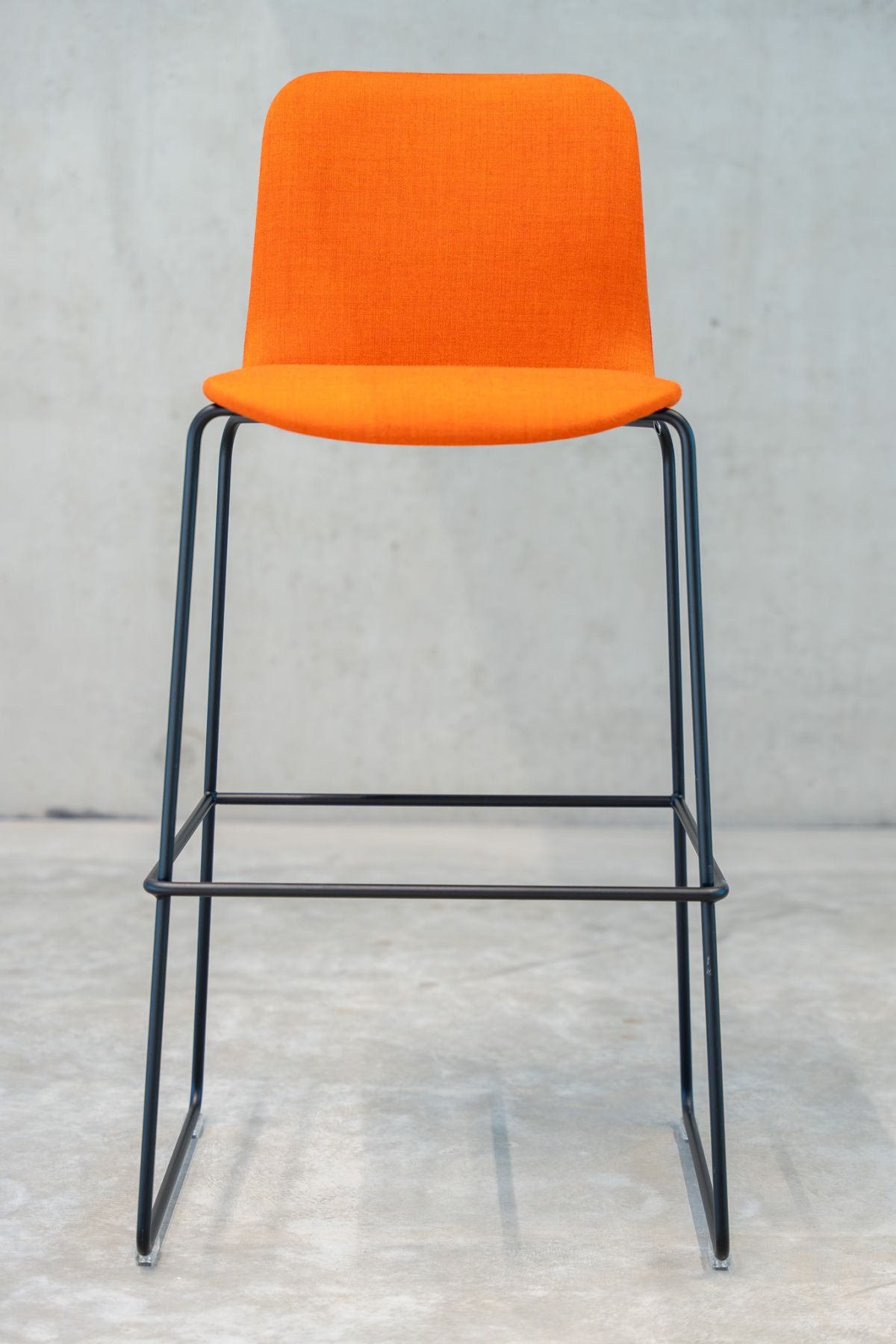 Durch den Barhocker bleibt der Körper in Bewegung und fördert so die Kreativität und die Konzentration