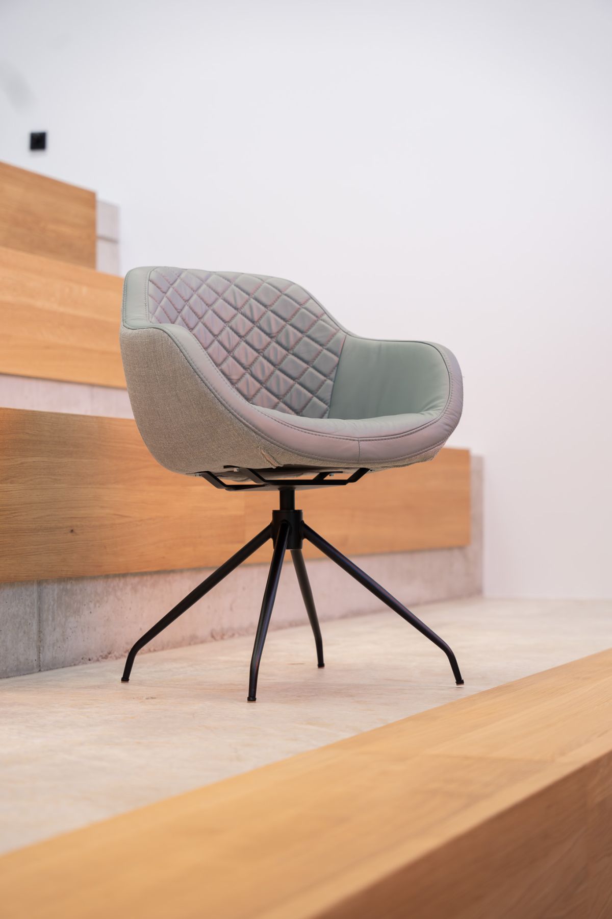 Der Loungstuhl bietet eine bequeme und vielseitige Sitzgelegenheit