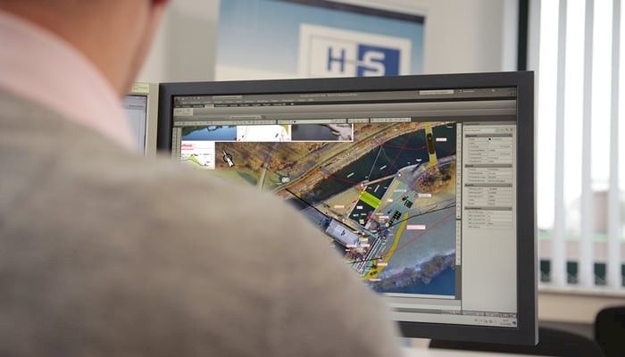 Person auf Bild am Bildschirm