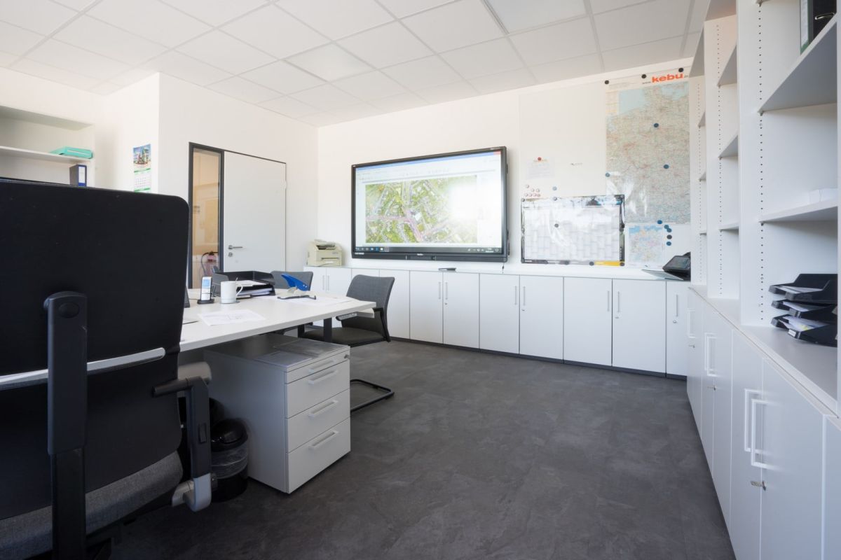 Teambüro mit digitale Medientechnik und einer Vielzahl an Stauraummöglichkeit