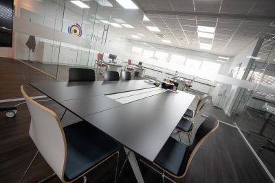 Besprechungstisch inkl. Strom- und Datenanschlüsse zentral unter Kabelklappe