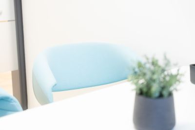 Designstuhl mit vielseitigen Nutzungsmöglichkeiten