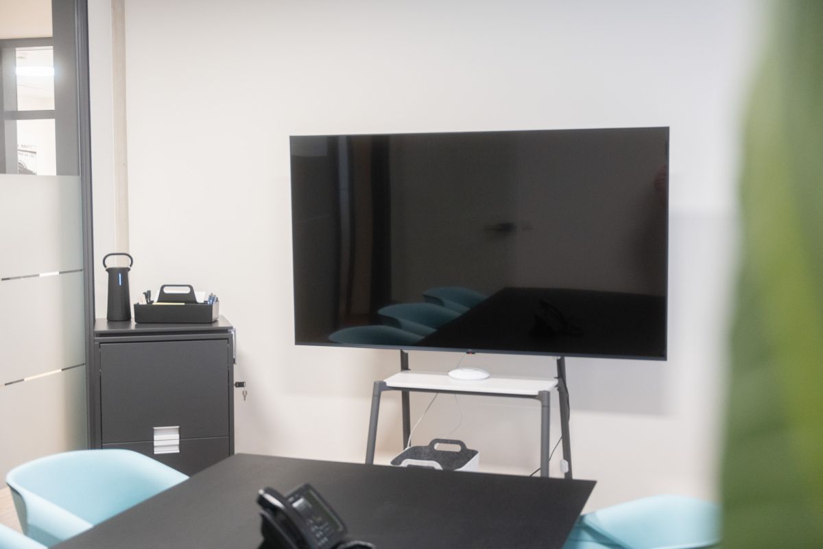 Meetinglösung - voll ausgestatteter Besprechungsraum