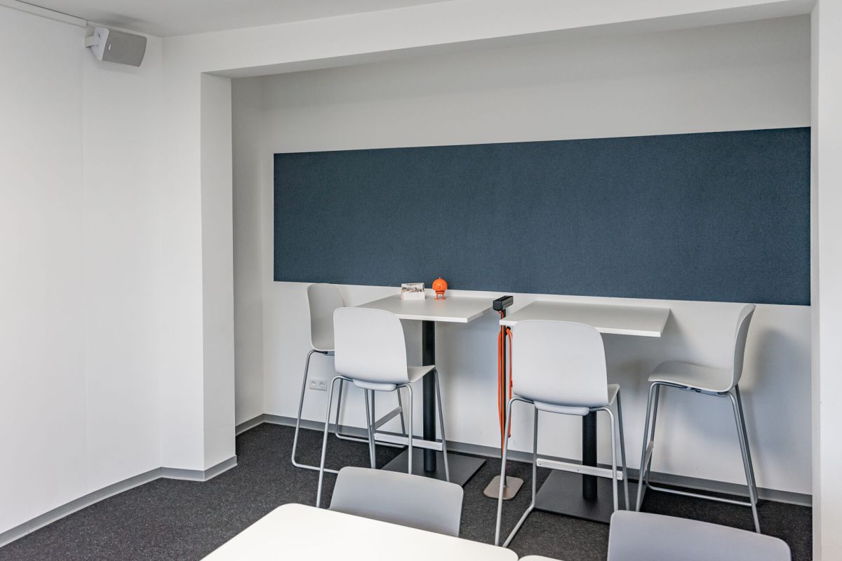 Stehtische und Barhocker für multimodale Räume