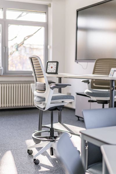 Flexibler Hochtisch kombiniert mit Counterstühle