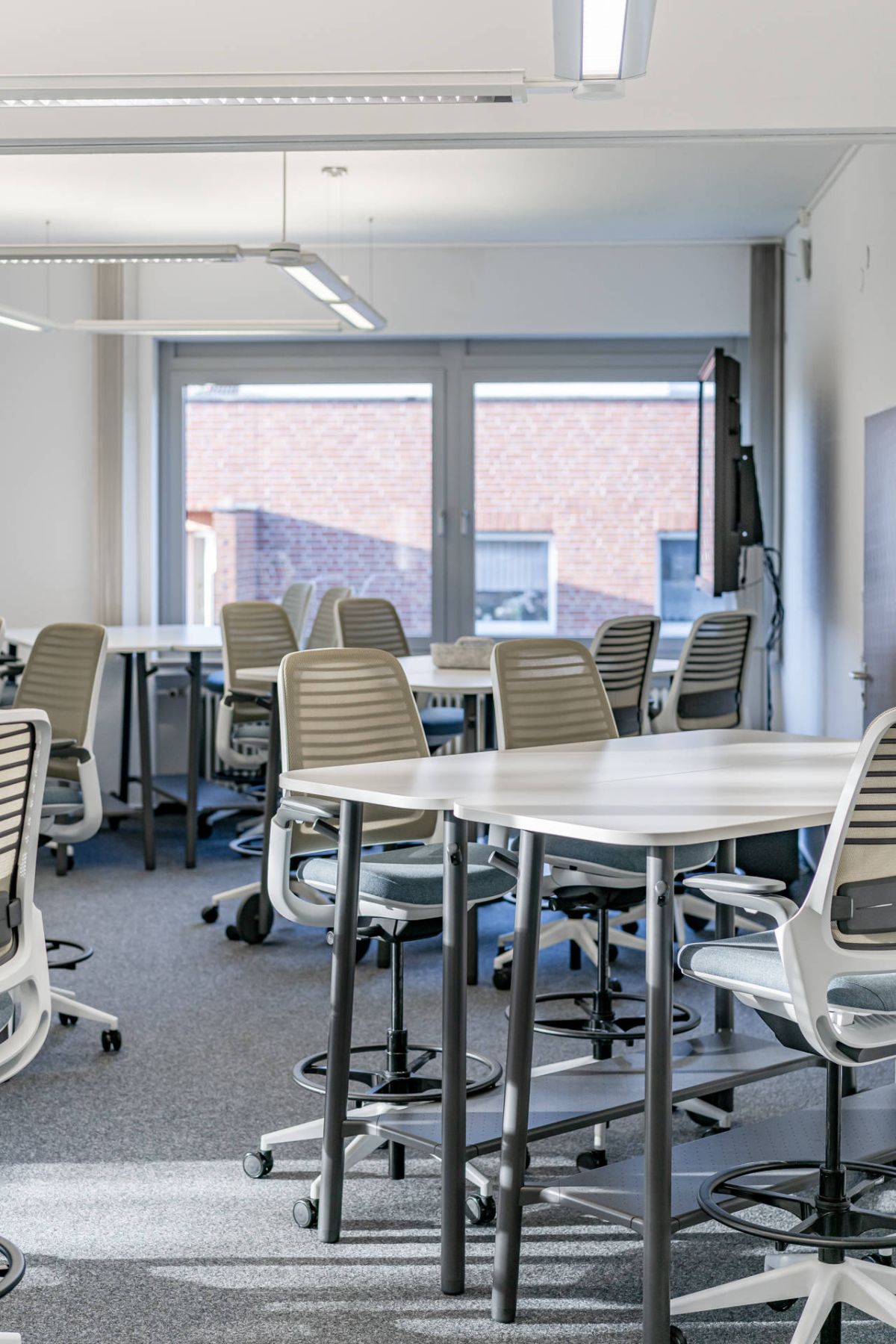 Rollbare Hochtische kombiniert mit ergonomischen Counterstühlen